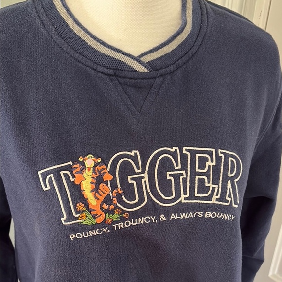 Vintage Pooh Navy Blue Tigger Sweatshirt Size Medium - Picture 2 of 5